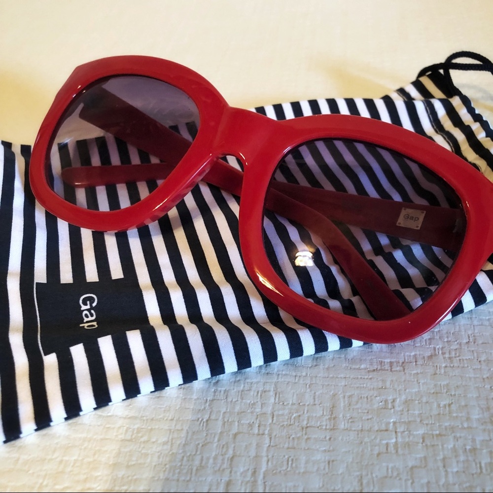 GAP Sunglasses + carrying sleeve